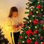 Weihnachtsbaum künstlich (WBD) 240 cm grün mit Weihnachtsdeko rot und Led Lichterkette mit Batteriebox und Fernbedienung künstlicher Christbaum klein Tannenbaum