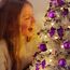 Weihnachtsbaum künstlich (WBD) 210 cm Weiss mit Weihnachtsdeko lila und Led Lichterkette mit Batteriebox und Fernbedienung künstlicher Christbaum klein Tannenbaum