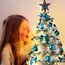 Weihnachtsbaum künstlich (WBD) 90 cm Weiss mit Weihnachtsdeko türkis und Led Lichterkette mit Batteriebox und Fernbedienung künstlicher Christbaum klein Tannenbaum