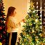 Weihnachtsbaum künstlich (WBD) 150 cm grün mit Weihnachtsdeko Gold und Led Lichterkette mit Batteriebox und Fernbedienung künstlicher Christbaum klein Tannenbaum