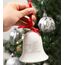 Pearhead Keramikglocke mit Aufschrift "My First Christmas", Baby's First Christmas Tree Decor, Baby Holiday Andenken, Weiß mit rotem Band