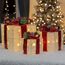 The Christmas Workshop 70749 3er Set beleuchtete Weihnachtsboxen mit roter Schleife/Innen Weihnachtsdeko / 65 warmweiße LED Lichter/batteriebetrieben/Timer-Funktion