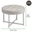 mDesign Sitzhocker – runder Polsterhocker aus Metall und Polyester mit moderner Nietenverzierung – gepolsterter Hocker für Flur, Schlafzimmer und andere Räume – hellgrau und silberfarben