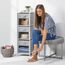 mDesign Sitzhocker – runder Polsterhocker aus Metall und Polyester mit moderner Nietenverzierung – gepolsterter Hocker für Flur, Schlafzimmer und andere Räume – hellgrau und silberfarben