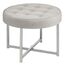mDesign Sitzhocker – runder Polsterhocker aus Metall und Polyester mit moderner Nietenverzierung – gepolsterter Hocker für Flur, Schlafzimmer und andere Räume – hellgrau und silberfarben
