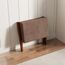 BAMBOOHOMIE Makeup Eitelkeit Hocker, Faltbarer Fußhocker mit Bambus X Beinen, Ottoman Fußstütze Stuhl für Vanity, Moderne Fußhocker klein gepolstert für Wohnzimmer (Braun - Braun)