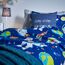 Bloomsbury Mill - Kinderbettwäsche 120 x 150cm Weltraum, Astronaut & Raketen für Kinder - Baby Bettwäsche Mädchen und Jungen – Blau Wendebettwäsche und Kissenbezug-Set für Kleinkinder & Babybetten