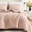 Comfort Spaces Kienna Steppdecken-Set, luxuriöse doppelseitige Nähte, Sommerdecke, leicht, weich, Ganzjahres-Bettwäsche, passender Kissenbezug, Rouge, Decke, Kingsize-Bett (264,2 x 228,6 cm), 3-teilig