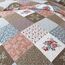 HoneiLife Bettwäsche-Set, Queen-Size-Größe, 3-teilig, Mikrofaser-Steppdecken, wendbar, Patchwork-Decken, Blumenmuster, Bettwäsche-Set, Steppdecken mit Mokka-Rose, Queen-Size-Bett