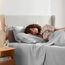 Nestl Bedding Weiches Bettlaken-Set, 4-teiliges Bettwäsche-Set, 3-reihige Design-Kissenbezüge, pflegeleicht, knitterfrei, 20,3 cm, 30,5 Spannbettlaken für niedriges Profil, RV kurzes Queen, Silber