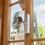 ABUS Fensterantrieb WINTECTO One – Smarter Fenstergriff für Fenster, Balkon- und Terrassentür – mit Alarmfunktion – einfache Montage ohne Bohren – Weiß, verschiedenschließend