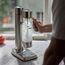 Aarke Carbonator 3, Wassersprudler aus Edelstahl im modernen Edelstahl Finish mit BPA-freier 1L PET-Flasche, Sprudelwasserbereiter für Leitungswasser, kompatibel mit 60L CO2-Zylindern