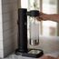 Aarke Carbonator 3, Wassersprudler aus Edelstahl im modernen Mattschwarz Finish mit BPA-freier 1L PET-Flasche, Sprudelwasserbereiter für Leitungswasser, kompatibel mit 60L CO2-Zylindern