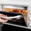 Cecotec Tischofen BakeundToast 2600 White 4Pizza, 26L, 1550W, Inklusive Pietra Pizza Stein, 6 Funktionen, Krümelschublade, Innenbeleuchtung, Doppelt verglaste Tür, Vielfältige Möglichkeiten