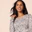 Amazon Essentials Damen Leichter, Langärmeliger Pullover Mit Rundhalsausschnitt (Erhältlich in Übergröße), Weiß Gepardenaufdruck, XL