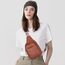 OSOCE Crossbody Damen Klein Brusttasche PU Leder Sling Bag Diebstahlsicher Crossbag Damen Schulterrucksack Vielseitige Umhängetasche für Reisen und mehr in Braun Weiß und Schwarz
