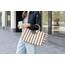 reisenthel loopshopper M summerstripes coffee – Stabile Tasche mit praktischen Fächern aus recycelten PET-Flaschen – Eleganz beim Einkaufen, viel Funktion inklusive!