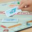 Monopoly Brettspiel, klassisches Familienspiel für Erwachsene und Kinder, 2 bis 6 Spieler, Strategiespiel geeignet ab 8 Jahren, originelle für die Familie