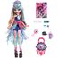 Monster High Lagoona Blue Puppe mit glamourösem Festival-Outfit und Festival-Zubehör wie Snacks, Bandposter, Statement-Tasche und mehr, HXH82