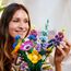 LEGO Botanicals Wildblumenstrauß Set - Künstliche Blumen mit Mohn und Lavendel zum Basteln für Erwachsene - Geschenkidee für Heimdeko - Botanik Kollektion 10313