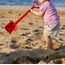 Hape Starke Schaufel, rot - Sandspielzeug, Robuste Sandschaufel für Strand, Sandkasten und Garten, Outdoor Buddelspielzeug für Kleinkinder, Sandspielzeug für Kinder ab 18 Monaten