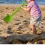 Hape Starke Schaufel, Länge 40cm, Grün - Robuste Sandschaufel für Strand, Sandkasten und Garten, Outdoor Buddelspielzeug für Kleinkinder, Sandspielzeug für Kinder ab 18 Monaten