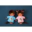 Sekiguchi 223732 - Original Monchhichi Mädchen, Plüschfigur mit rosa Schlafshirt, Glow in the Dark Elementen und Zöpfen mit Schleifen, ca. 20 cm großes Kuscheltier aus braunem Plüsch