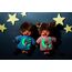 Sekiguchi 223732 - Original Monchhichi Mädchen, Plüschfigur mit rosa Schlafshirt, Glow in the Dark Elementen und Zöpfen mit Schleifen, ca. 20 cm großes Kuscheltier aus braunem Plüsch