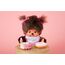 Sekiguchi 255550 - Original Monchhichi Mädchen, Plüschtier mit weiß-pinkem Lätzchen und Zöpfen mit Schleifen, ca. 20 cm großes Kuscheltier aus braunem Plüsch