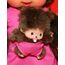 Sekiguchi 236200 - Original Monchhichi Mutter mit Baby, Plüschfigur mit pinkem Kleid und Schleife im Haar, ca. 20 cm großes Kuscheltier aus braunem Plüsch