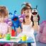 Diese Puppe ist eine Puppe mit richtigen Flauschigen händen und einem beweglichen Mund, die mit bikintpuppen, puppenpuppen und puppenspielen gefüllt ist