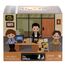 Polly Pocket x The Office-Schatulle, Spielset, 6 Charakterpuppen und 9 Zubehörteile, sammelbares Partnership-Spielzeug, Kaffeetassen-Design, JCC19