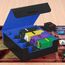Mlikero Sammelkarten-Aufbewahrungsbox für 2400+ Karten, Magnetische Karten Deck-Box mit 10 Kartenteilern und 4 Schaumstoffstoppern, Leder Commander Deck-Box Fit für MTG, TCG (4 Reihen, Schwarz&Blau)