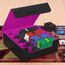 Mlikero Sammelkarten-Aufbewahrungsbox für 2400+ Karten, Magnetische Karten Deck-Box mit 10 Kartenteilern und 4 Schaumstoffstoppern, Leder Commander Deck-Box Fit für MTG, TCG (4 Reihen, Schwarz&Lila)
