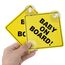 Cobee Baby an Bord Auto Warnschilder - 2 Stück 12,7 x 12,7 cm Sicherheits Autoschild Mit Doppelten Saugnäpfen - Wiederverwendbarer Aufkleber für Autofenster (Stil A)
