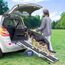 Hunderampe Auto Klappbar - Stabile und Rutschfeste Hundeleiter Auto & SUV bis zu 90kg Belastbar - Teleskop Alu Rampe für große Hunde - Reflektierende Seiten - Hundetreppe - Befestigungsclip, Anthrazit