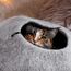 LucyBalu® Premium Katzenhöhle aus Filz | Natürliches Katzenbett aus 100% Flauschiger Wolle | Filzhöhle für Katzen handgefertigt in Nepal | Kuschelhöhle für Katzen | 45x45x28 cm | Hellgrau/Weiß