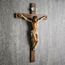 BC Katholisches Kruzifix-Wandkreuz, Jesus Christus, inspirierende Heimdekoration, religiöses Geschenk, 35,6 cm hoch, Renaissance-Skulptur, handgefertigt von Buildclassic