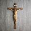BC Katholisches Kruzifix-Wandkreuz, Jesus Christus, inspirierende Heimdekoration, religiöses Geschenk, 35,6 cm hoch, Renaissance-Skulptur, handgefertigt von Buildclassic