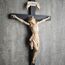 BC Katholisches Kruzifix-Wandkreuz, elegante, moderne Wohnkultur, religiöse Geschenke zur Hauseinweihung, 40,6 cm hoch, Renaissance-Skulptur handgefertigt von Buildclassic (Bone Beige)