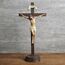 BC Katholisches Kruzifix, stehendes Kreuz, Jesus Christus, Tischdekoration, religiöses Geschenk, Holzschnitzerei, realistisches Finish, 27,7 cm hoch, handbemalt von Buildclassic
