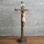 BC Katholisches Kruzifix, stehendes Kreuz, Jesus Christus, Tischdekoration, religiöses Geschenk, Holzschnitzerei, realistisches Finish, 27,7 cm hoch, handbemalt von Buildclassic