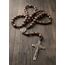 Nazareth Store St. Benedict Holzperlen Rosenkranz Halskette Kordel Perlen Katholischer Rosenkranz Heilige Medaille mit Kreuz in Bronzebeschichtung