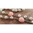 Nazareth Store Katholische Rosenkranz-Halskette mit rosa Perlen, unsere Rosenblüten, Lourdes-Medaille und Kreuz (Weiß)