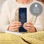 Christian Art Gifts Lesezeichen aus veganem Leder mit Aufschrift "I Know The Plans", inspirierender Bibelvers mit dunkelgoldenem Satinband und geprägtem Blumenmuster, Marineblau/Gold