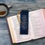Christian Art Gifts Lesezeichen aus veganem Leder mit Aufschrift "I Know The Plans", inspirierender Bibelvers mit dunkelgoldenem Satinband und geprägtem Blumenmuster, Marineblau/Gold