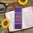 Christian Art Gifts Inspirierendes Premium-Lesezeichen aus veganem Leder für Frauen: I Can Do All This Ermutigender Bibelvers, Satinbandquaste zum Lesen, wärmegeprägt, lila Blumen und Gold