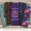 Christian Art Gifts Inspirierendes Premium-Lesezeichen aus veganem Leder für Frauen: I Can Do All This Ermutigender Bibelvers, Satinbandquaste zum Lesen, wärmegeprägt, lila Blumen und Gold