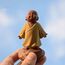 Kingzhuo Kleine niedliche Buddha-Statue aus Keramik, Mönch-Figur, kreative Baby-Bastelpuppen, Ornamente, Geschenk, klassische, chinesische Keramik-Kunst und Handwerk, Teezubehör, 10,2 cm hoch