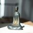 Daisylily Buddha-Statue, Gesichtslose Buddha-Statue, massives Gusseisen, Indoor/Outdoor, Zen-Dekor für Meditation und spirituellen Raum